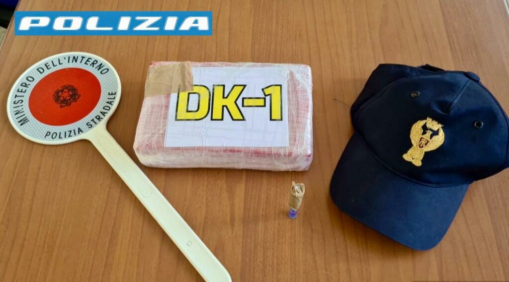 Gli agenti della Polizia Stradale, durante un controllo sulla S.P. ex SS16, hanno sequestrato oltre 1 kg di cocaina nascosta all'interno di un'autovettura di grossa cilindrata.